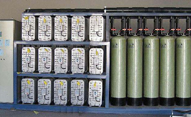 半導體、集成電路芯片及封裝、液晶顯示、高精度線路板、光電器件、各種電子器件、微電子工業、大規模、超大規模集成電路需用大量的純水、高純水、超純水清洗半成品、成品。集成電路的集成度越高，線寬越窄，對水質的要求也越高。目前我國電子工業部把電子級水質技術分為五個行業等級，分別為18MΩ.cm、15MΩ.cm、10MΩ.cm、2MΩ.c
