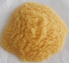 軟化樹脂是專用於軟化硬水的一種專用樹脂，通過離子交換技術，使水的硬度小於50 mg/L(CaCO3)。離子交換是一種特殊的動態吸附過程，一般是由不溶於水的離子交換劑在電解質溶液中進行，這種離子交換劑即為離子交換樹脂。