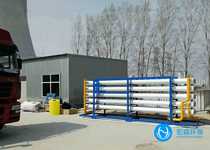 造紙工業廢水主要來源於分製漿和抄紙兩個生產過程。製漿產生的廢水，汙染為嚴重，洗漿時排出廢水呈黑褐色，其中汙染物濃度很高，BOD高達5～40 g/L，含有大量纖維、無機鹽、色素和大量的酸堿物質。抄紙機排出的廢水，其中含有大量纖維和在生產過程中添加的填料和膠料。同時造紙過程中還需要加入一些必要的化學助劑，加重了對水體的汙染造紙汙